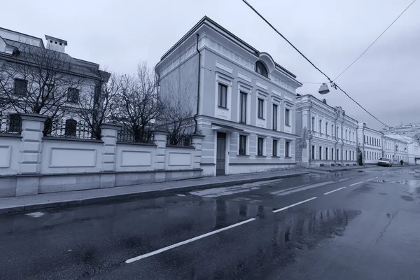 Edificio típico a lo largo de las calles Moscú — Foto de Stock