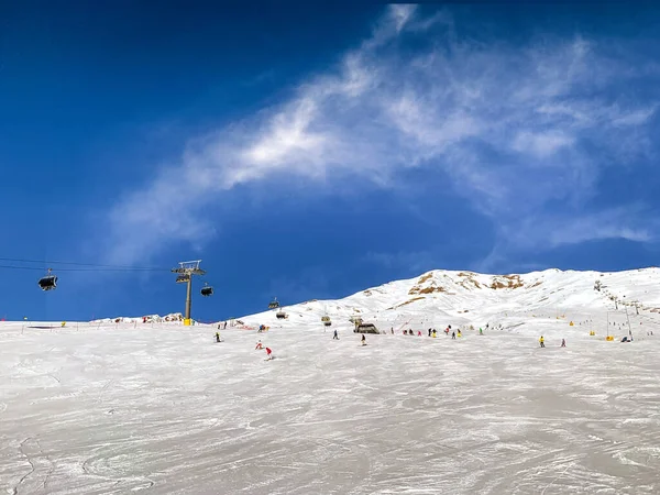 Dolomitler, kayak yapmak için dünyanın en güzel yerlerinden biridir. — Stok fotoğraf