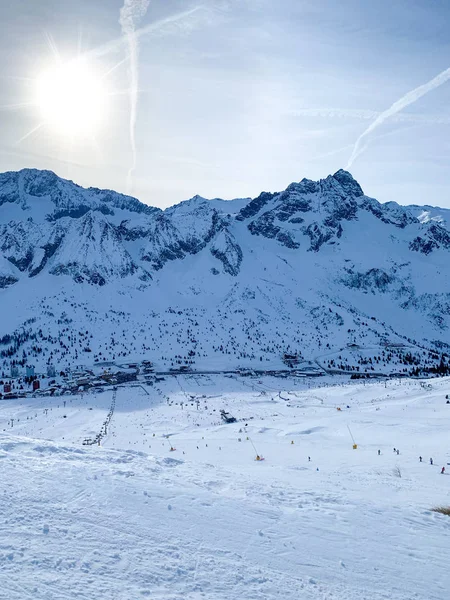 Доломіти - одне з найгарніших місць у світі, де можна кататися на лижах. — стокове фото