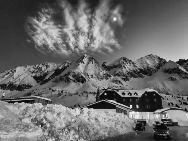 Beautiful night view of a tipical hotel at Passo del Tonale, Ita — Stock Photo, Image