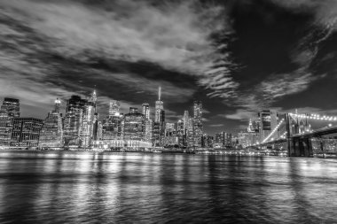 Manhattan ve Brooklyn köprüsünün silüeti, gece görüşü