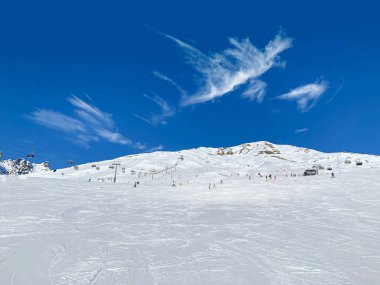 Dolomitler, kayak yapmak için dünyanın en güzel yerlerinden biridir.