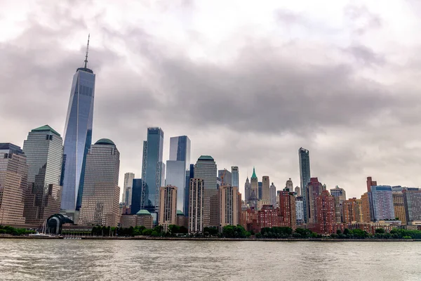 Wolkenkrabbers van Manhattan uitzicht vanaf de boot — Stockfoto