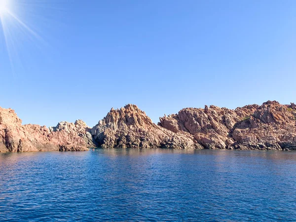 岩石海岸和水晶清澈的大海，撒丁岛，从船上眺望 — 图库照片