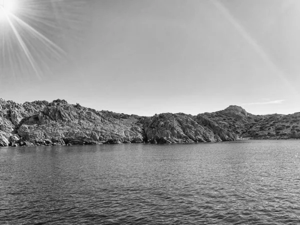 Rotskust en kristalheldere zee, Sardinië, uitzicht vanaf boot — Stockfoto