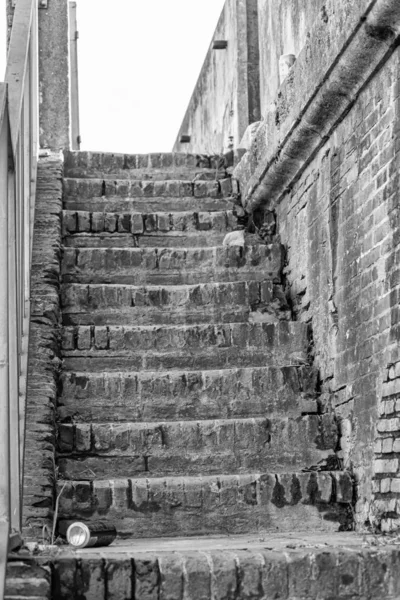 Старая кирпичная лестница и разложение, грязь в городе — стоковое фото