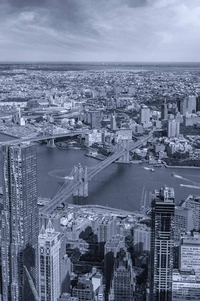 Vista aérea de Manhattan con sus puentes, Brooklyn Bridge y Manh — Foto de Stock