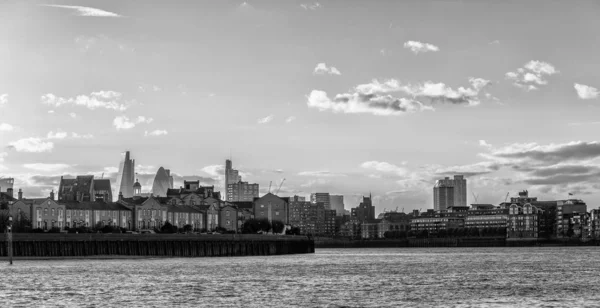 Skyline Londynu o zachodzie słońca. — Zdjęcie stockowe