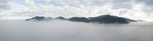 Панорамный вид с воздуха на гору в тумане, Тоскана, Италия — стоковое фото
