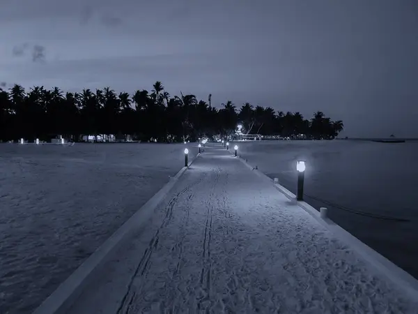 Zachód słońca na pomoście prowadzącym do odpoczynku, Malediwy — Zdjęcie stockowe