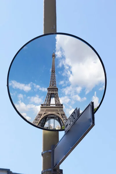 Wieża Eiffla odzwierciedlenie na lustro uliczne — Zdjęcie stockowe