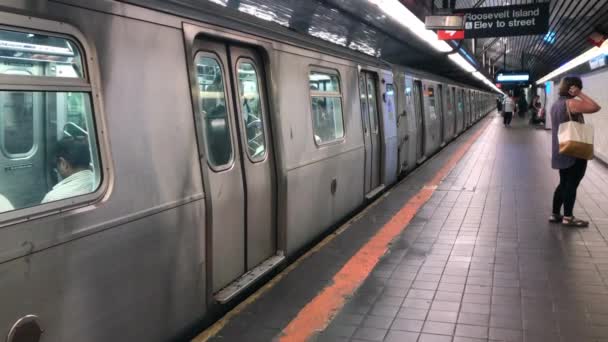 Tren Vagonlu Insanlı Metro Istasyonu — Stok video