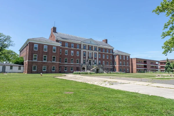 Antiguos edificios abandonados en Governors Island, Nueva York — Foto de Stock