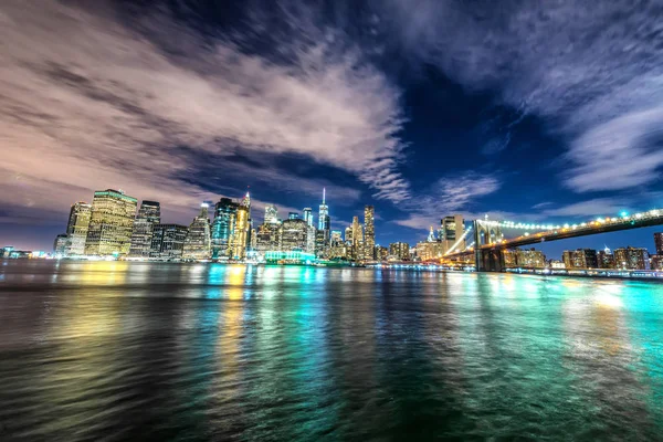 曼哈顿和布鲁克林大桥的天际线，夜景 — 图库照片