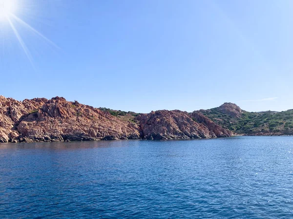 岩石海岸和水晶清澈的大海，撒丁岛，从船上眺望 — 图库照片