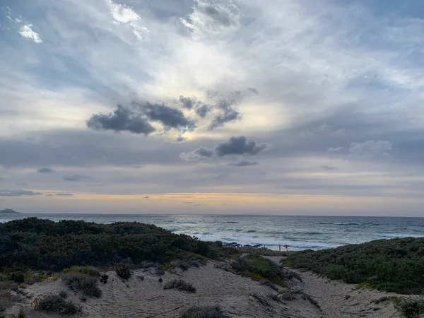 Coucher de soleil avec un ciel nuageux parmi les dunes de sable, Sardaigne — Photo