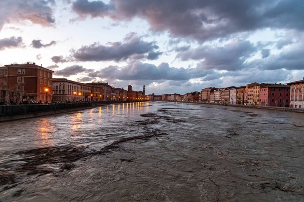 Vista do rio Arno da ponte durante o inchado — Fotografia de Stock