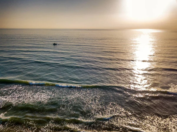Vista aérea do pôr do sol sobre as fotos do mar tiradas pelo drone — Fotografia de Stock