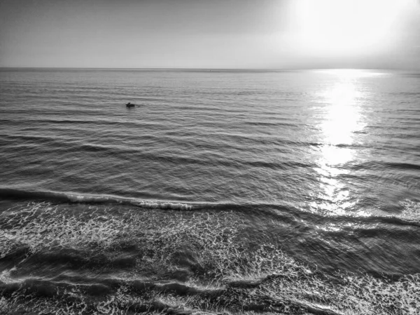 Vista aérea de la puesta de sol sobre el mar fotos tomadas por el dron —  Fotos de Stock