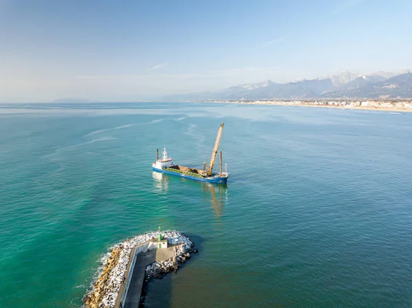 Vista aérea desde el dron de un buque de dragado — Foto de Stock