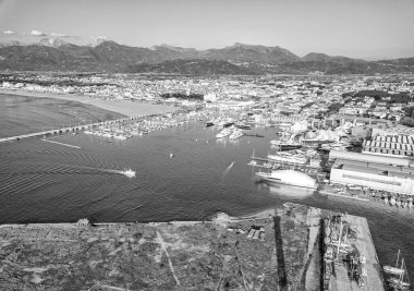 Birçok tekne ve turistik limanın insansız hava aracı görüntüsü.