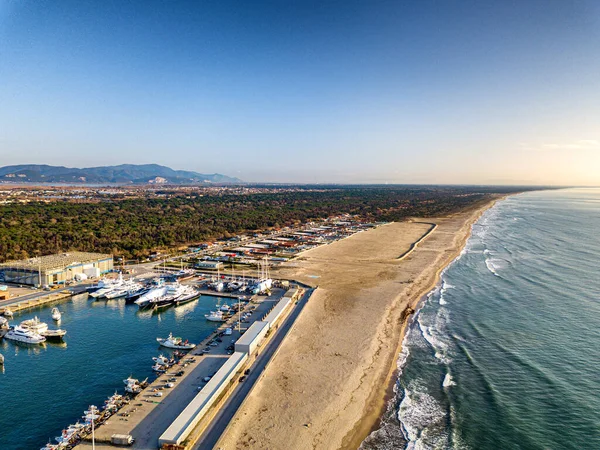 Vue aérienne depuis drone du port turistique avec de nombreux bateaux et bateaux. — Photo