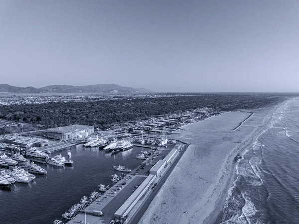 Widok z lotu ptaka z portu turystycznego z wielu łodzi i — Zdjęcie stockowe