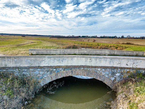 Pequeño y antiguo puente en el campo toscano — Foto de Stock