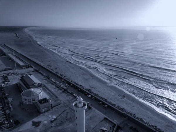 Vue aérienne du drone du phare près de l'entrée du port — Photo