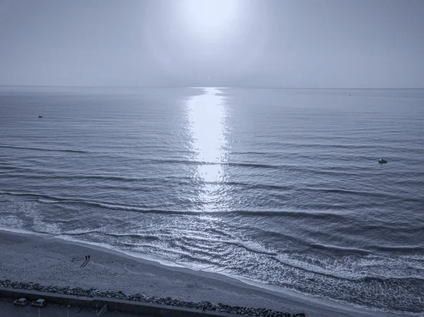 Vista aérea desde el dron de una espectacular puesta de sol en el mar —  Fotos de Stock