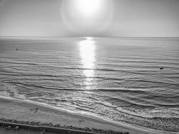 Widok z lotu ptaka o spektakularnym zachodzie słońca na morzu — Zdjęcie stockowe