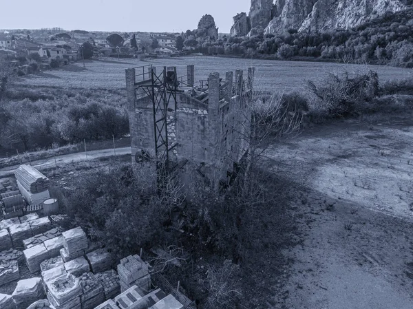 Stara wieża miażdżąca skały w porzuceniu — Zdjęcie stockowe