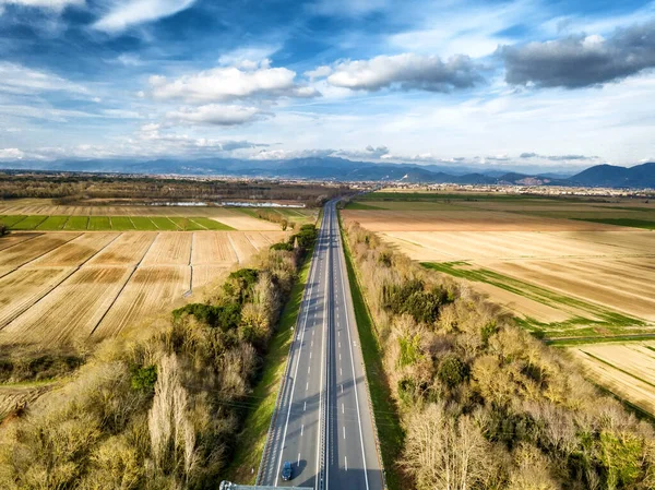 Vista aérea de la carretera entre las zonas rurales, Toscana, — Foto de Stock