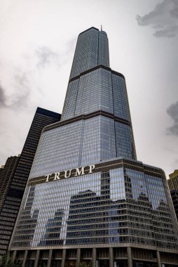 Chicago, ABD - JYNE 220, 2018: Şikago 'daki Trump Uluslararası Otel ve Kulesi. ABD 'li gayrimenkul müteahhidi Donald Trump' tan sonra 98 katlı lüks mülk Chicago 'nun simgelerinden biri oldu..