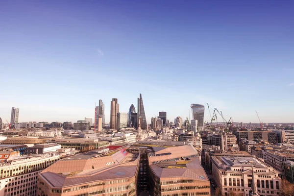 Londra 'nın gökyüzü manzarası.