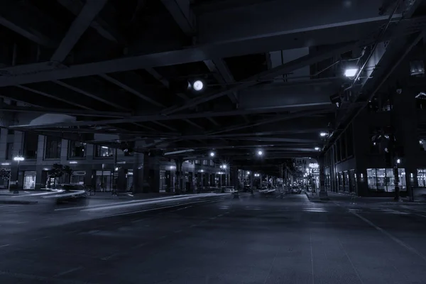 芝加哥 大桥和摩天大楼之间的夜间交通 — 图库照片