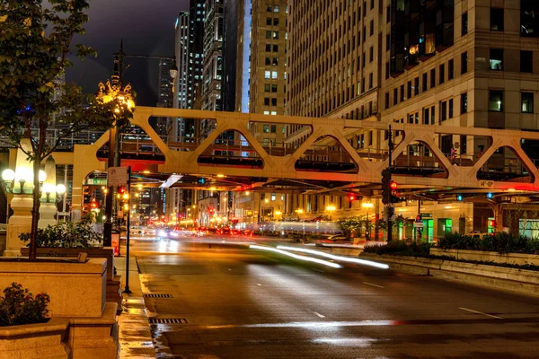 Chicago Éjszakai Forgalom Hidak Felhőkarcolók Között — Stock Fotó