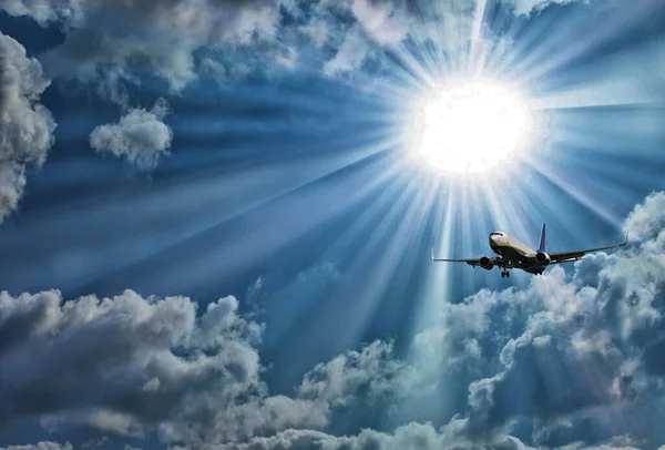 Silhouet Van Vliegtuig Met Een Prachtige Lucht Rechtenvrije Stockfoto's