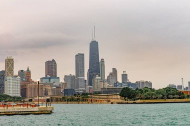 Michigan Gölü 'nden Chicago silueti.