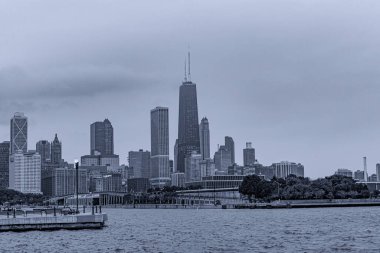 Michigan Gölü 'nden Chicago silueti.