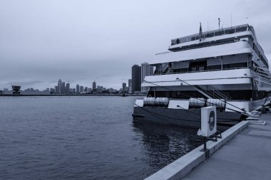 Chicago 'daki Donanma İskelesi' nde turistler için küçük bir yolcu gemisi..