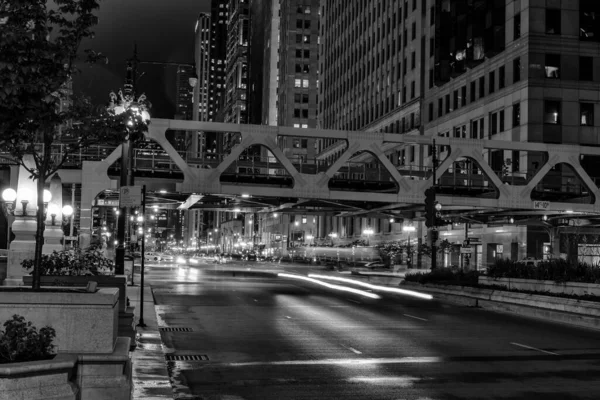Chicago Tráfego Noturno Entre Pontes Arranha Céus — Fotografia de Stock