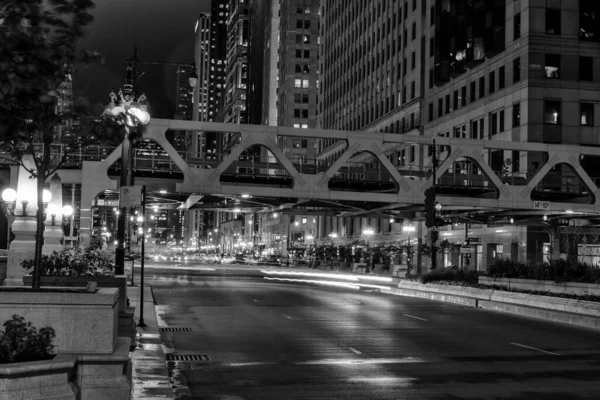 シカゴ 橋と高層ビルの間の夜の交通 — ストック写真