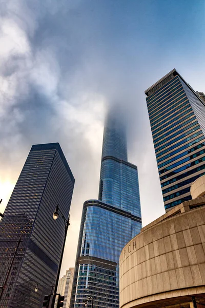 シカゴの高層ビル ガラス 古いレンガ造りの建物 — ストック写真