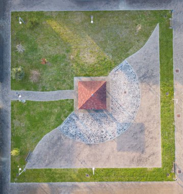 İHA 'dan hava görüntüsü binalar arasında küçük bir açık hava parkı.