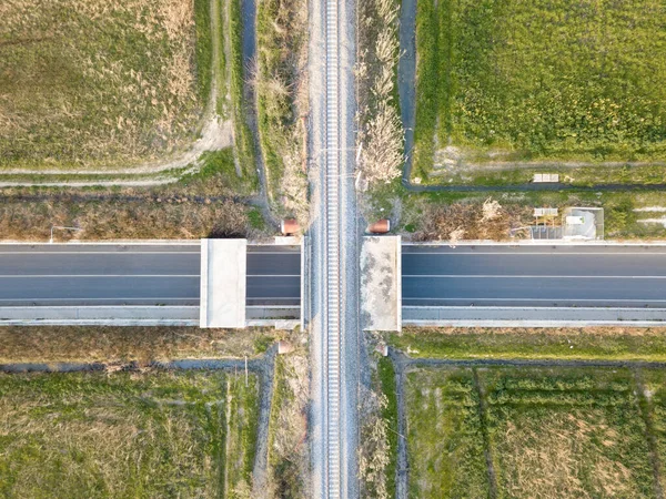 Kruispunt Tussen Een Weg Spoorweg Vanuit Drone Vanuit Lucht — Stockfoto