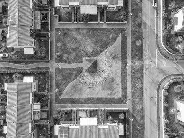 İHA 'dan hava görüntüsü binalar arasında küçük bir açık hava parkı.