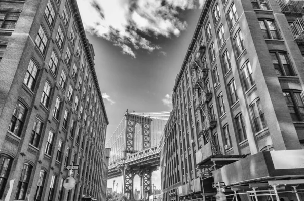 Brooklyn Deki Binalar Arasında Manhattan Köprüsü — Stok fotoğraf