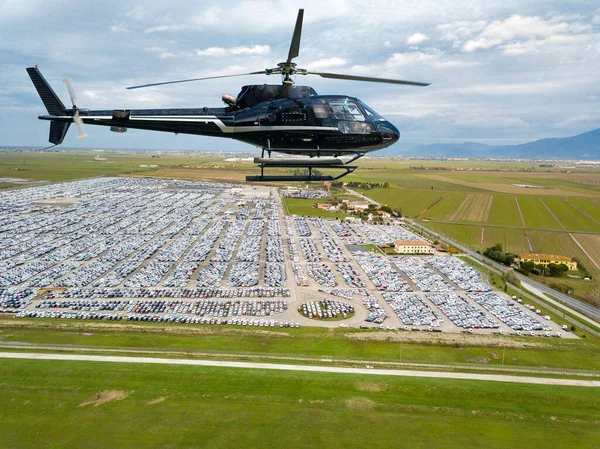 Vuelo Helicóptero Sobre Parcking Automóviles Aduanas — Foto de Stock