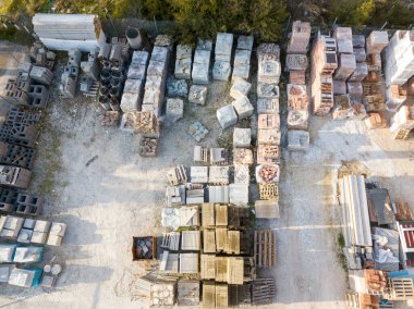 İnşaat malzemeleri deposunun insansız hava aracı görüntüsü.